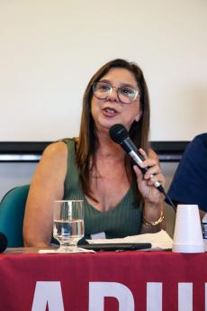Mesa Redonda "Trs experincias de paridade em eleies para reitoria das IFES", com Joana Amaral (d